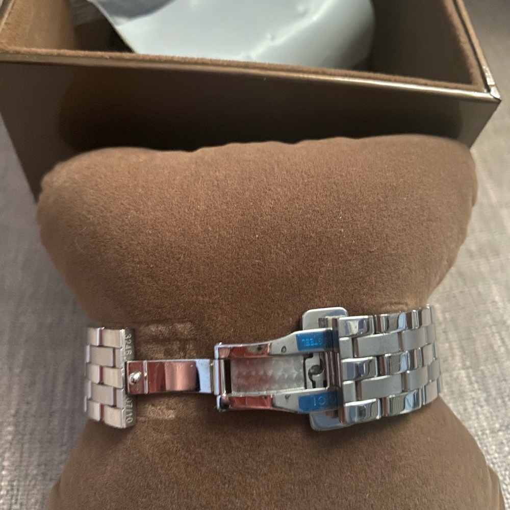 Like new Authentic Gucci watch! - Picture 4 of 5